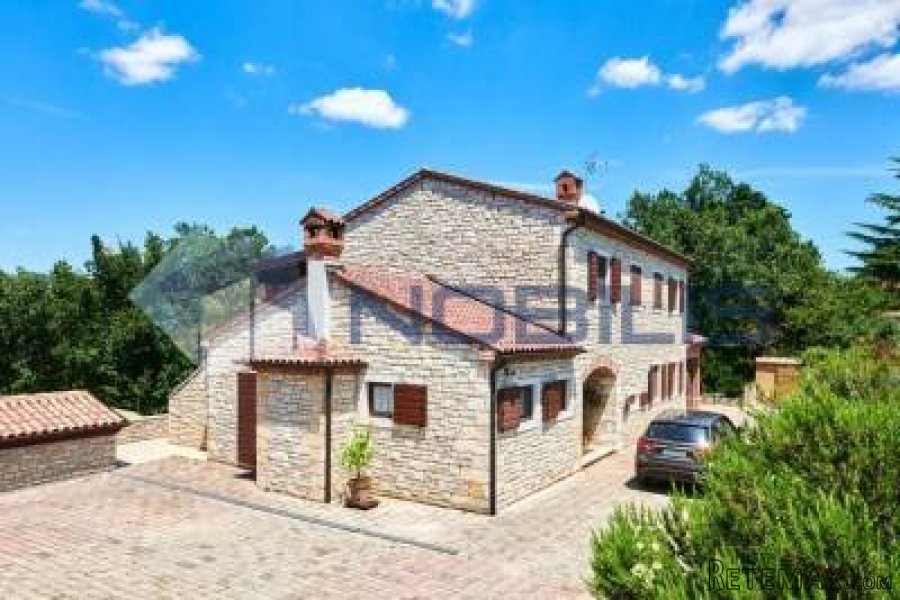 Buje, vila 250 m2 s vrtom 11000 m2 - 2