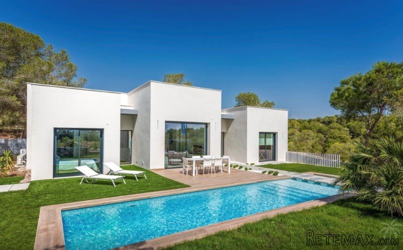 Beautiful villas on the golf resort Las Colinas. This..