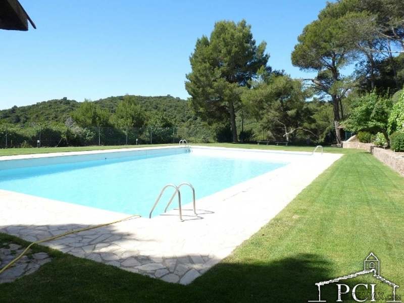 Terraced house with lovely sea views..