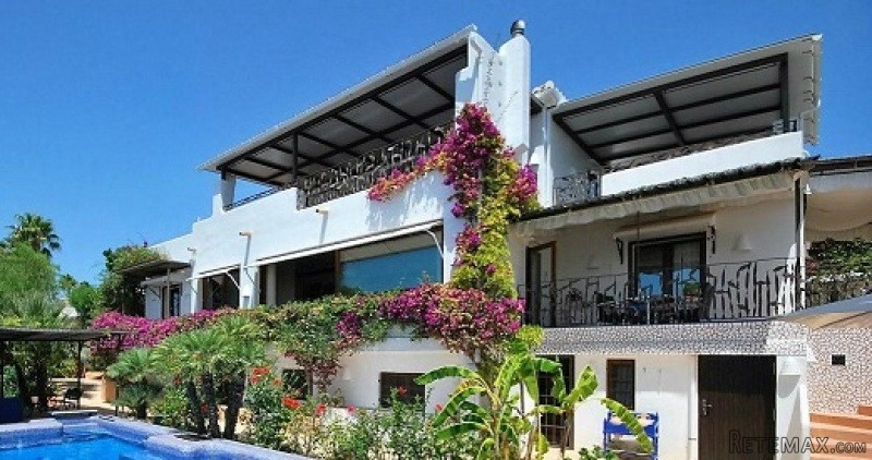 5 Bedrooms - Villa - For Sale