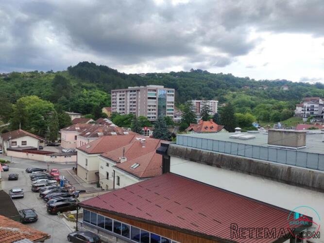 Trosoban stan Cazin centar 82.80 m2 - 9