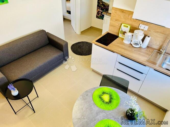 ROGOZNICA- PRILIKA! KUĆA S 5 APARTMANA 150M OD PLAŽE