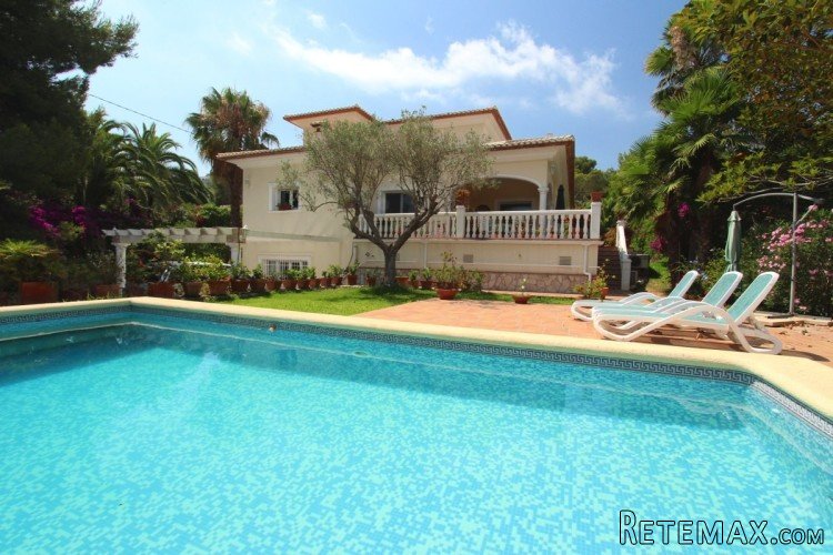 Villa of very good quality construction and ready to live..