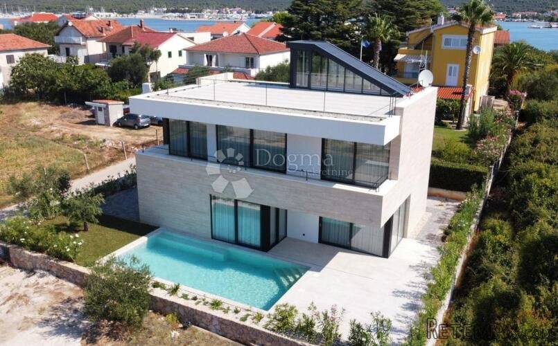 ELEGANTNA VILA BLIZU MORA