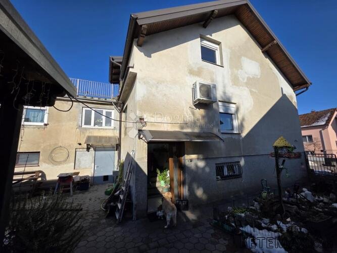 Kuća na vrhunskoj lokaciji s dva odvojena stana i uređenim d