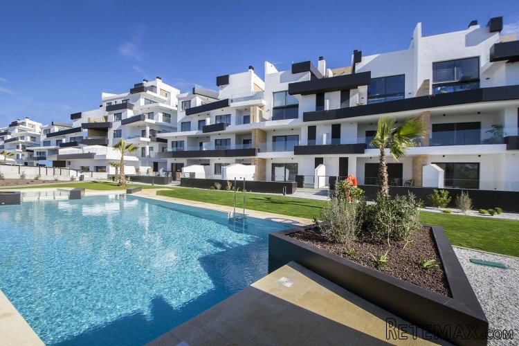 Los apartamentos se ubican en Villamartín, en urbanización..