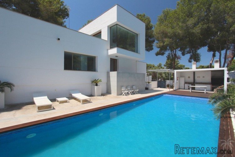This modern villa with swimming pool and amazing view at..