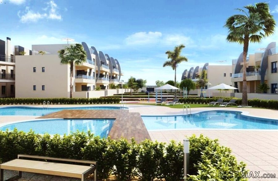 El apartamento está situado en la planta superior con una..