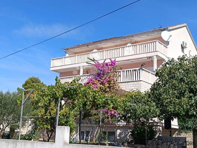 PRILIKA U BRODARICI- Kuća blizu mora, s 6 apartmana i 3-Sobn
