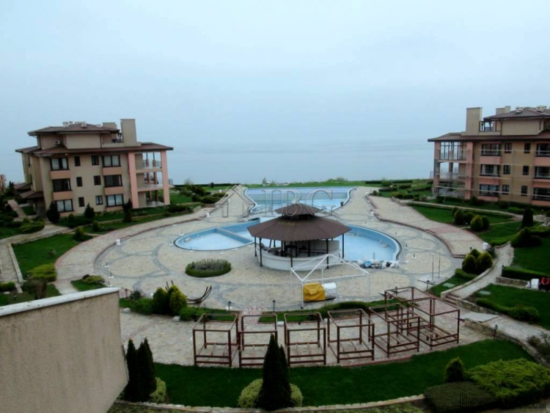 Spacious 2-bedroom apartment with POOL..
