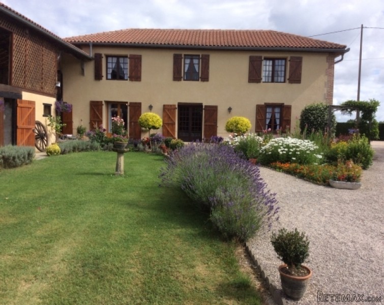 Immaculately presented pretty farmhouse..