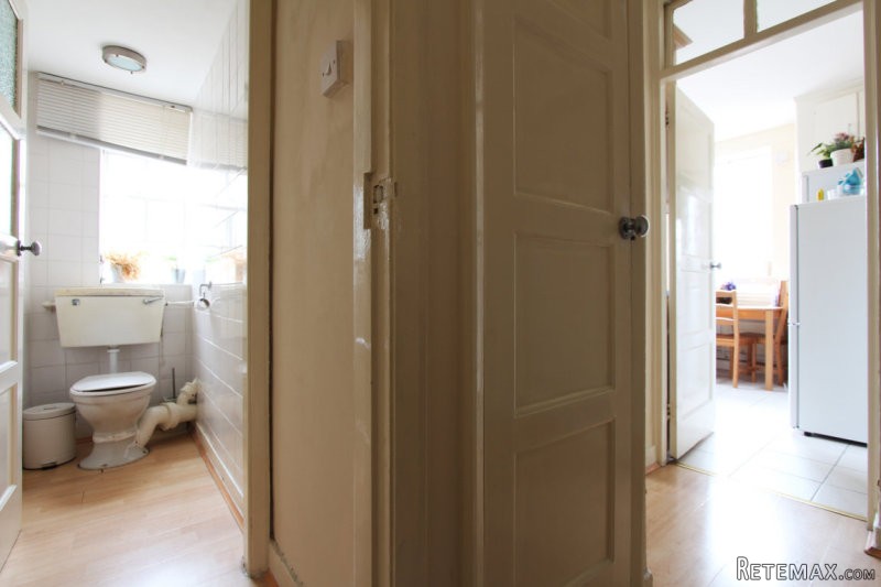 Single with double bed near Shepherds.. - 2