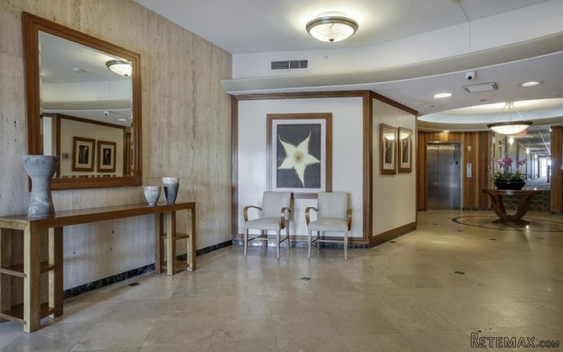 2 bedroom Flat For Sale: 3301 NE 5th.. - 2