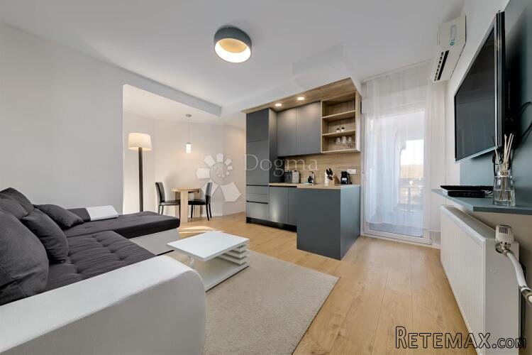 ZAGREB, MAKSIMIR, LUKSUZAN STAN 40 M2 S BAZENOM