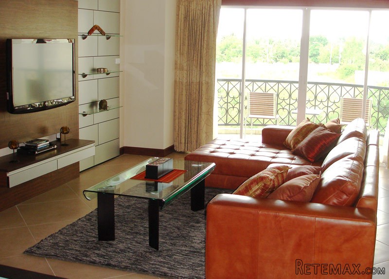 Luxury 1 bedroom corner condo..
