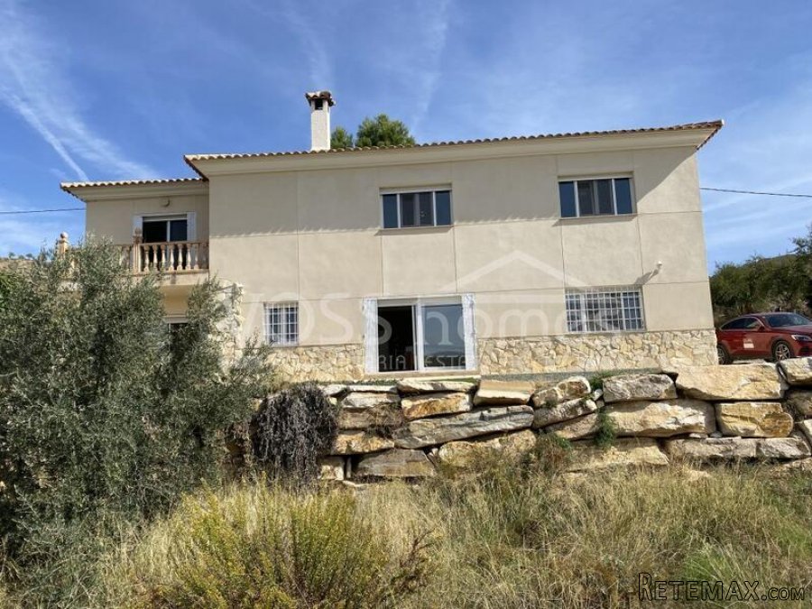 NEW & EXCLUSIVE LISTING TO VOSS HOMES - A huge, luxury.. - 11