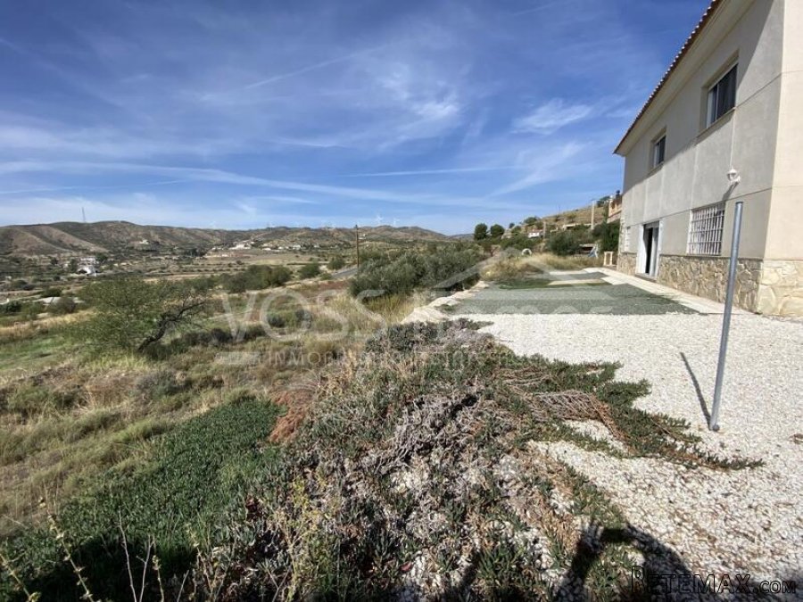 NEW & EXCLUSIVE LISTING TO VOSS HOMES - A huge, luxury.. - 12