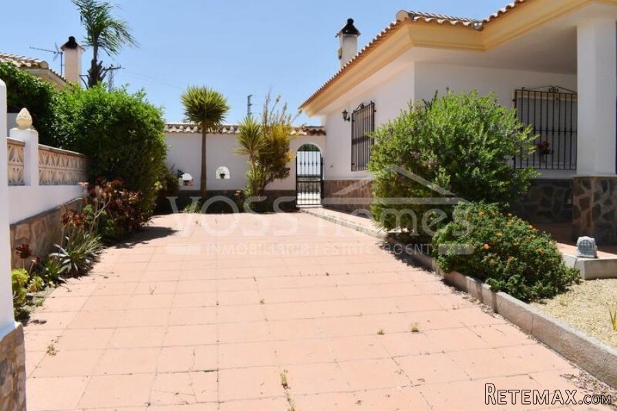NEW & EXCLUSIVE TO VOSS HOMES - A spacious, light & airey.. - 13