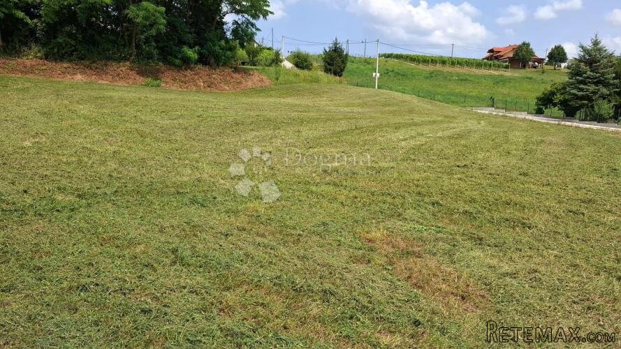 Građevinsko zemljište 1.892m² svega 4km od centra Pregrade