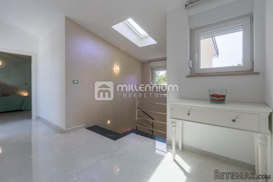 Istra, Umag, vila s bazenom i velikom okućnicom - 10