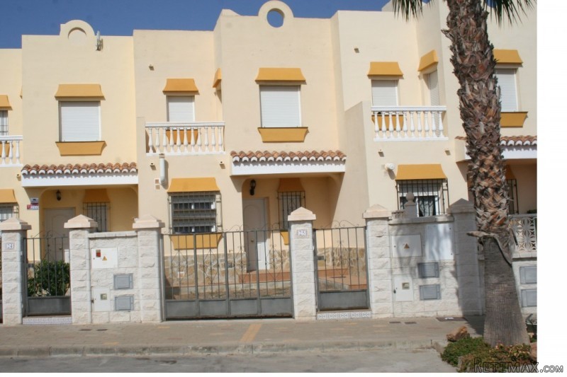 3 bedroom, 2 bathroom Townhouse, (build..