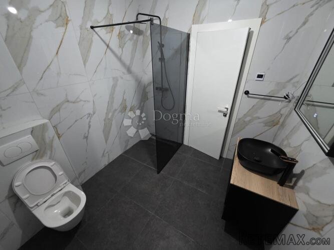 ROGOZNICA- PRIZEMLJE U NOVOGRADNJI 70M OD MORA