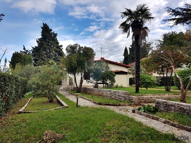 Kuća blizu mora sa velikom okućnicom - odlična lokacija