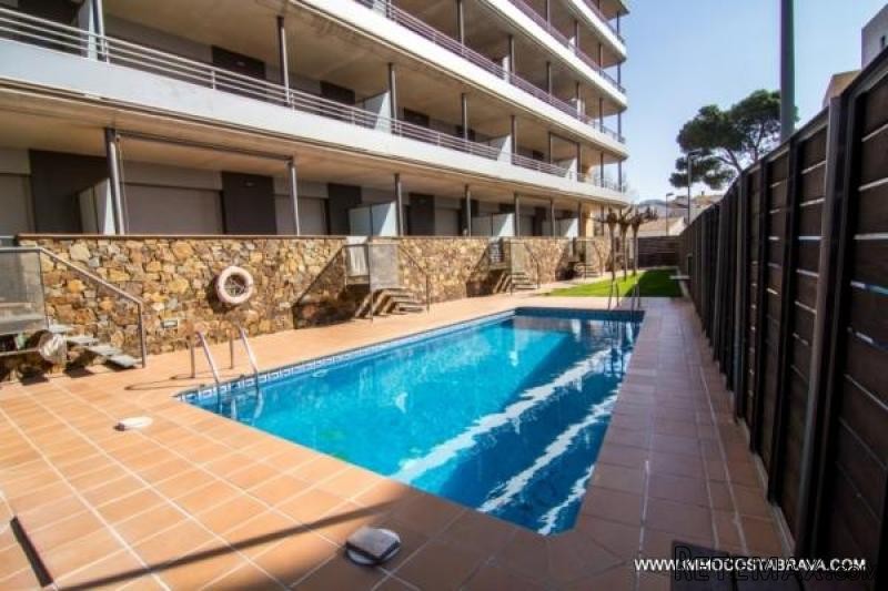 ROSES: Beautiful apartment with a sea..