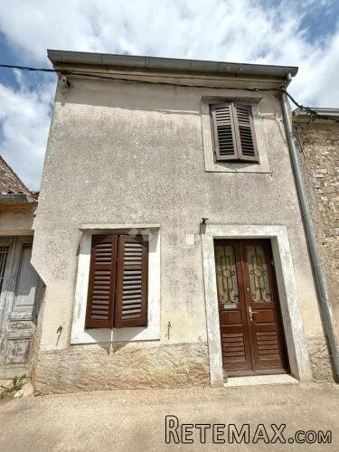 PRILIKA - KUĆA ZA RENOVACIJU S OKUĆNICOM U CENTRU VODNJANA