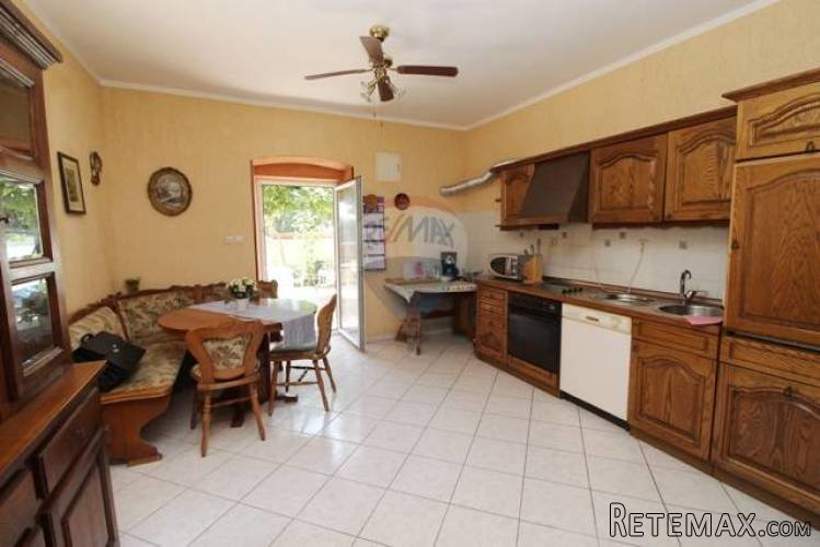 ISTRA, PULA OKOLICA, kuća s tri stambene jedinice 950m od... - 3