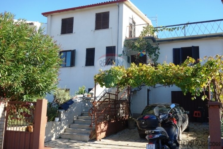 KUĆA SA 3 STANA U VALDEBEKU