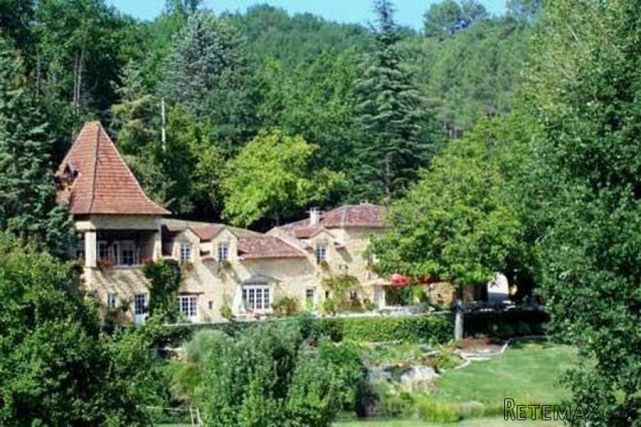 Puy L'Eveque (Lot) - Immaculate stone property with 7 en suite..