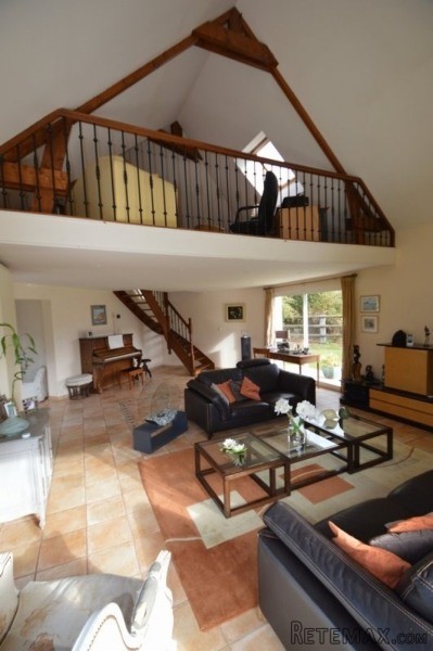 Stunning House on Beautiful Plot - 2