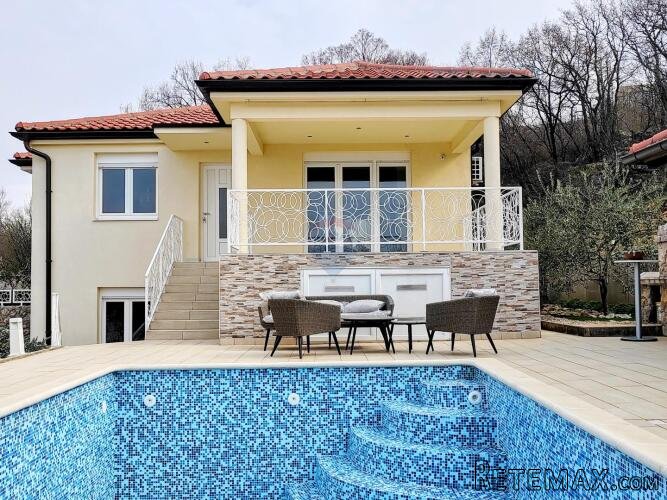 OTOK KRK,OMIŠALJ-villa sa dva stana i bazenom