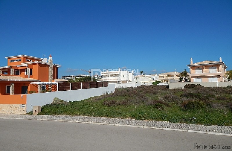 Nice plot for construction with sea.. - 2