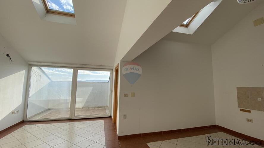 Novi Vinodolski - apartman s balkonom 200m do mora