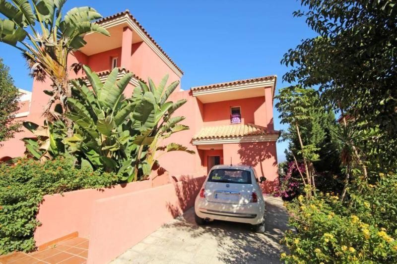 3 bedroom town house for sale