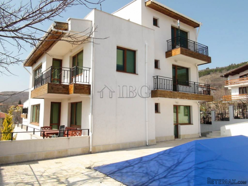 Spacious 2-bedroom apartment with sea..