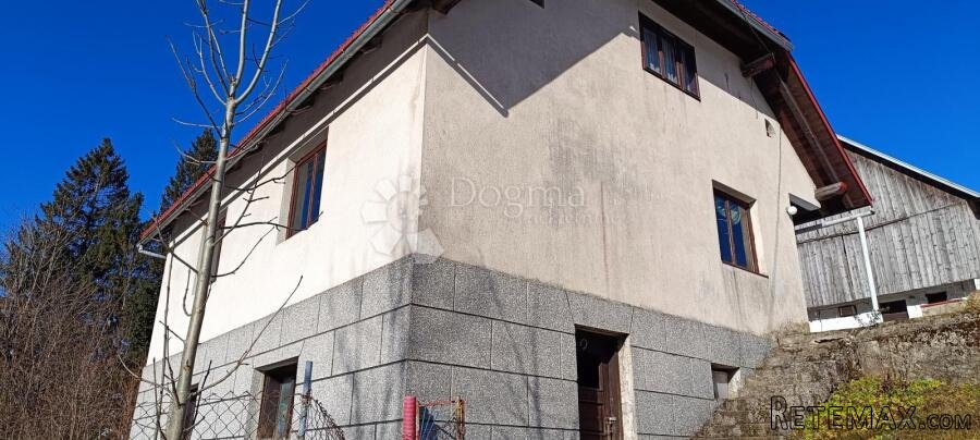 Čabar, samostojeća kuća sa okućnicom od 2173 m2 - 2