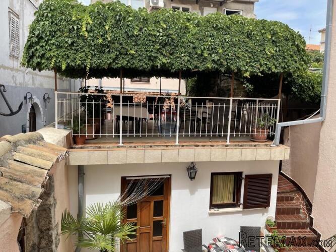 KRK GRAD ,stambena zgrada sa 7 studio-apartmana,50 m od mora - 2