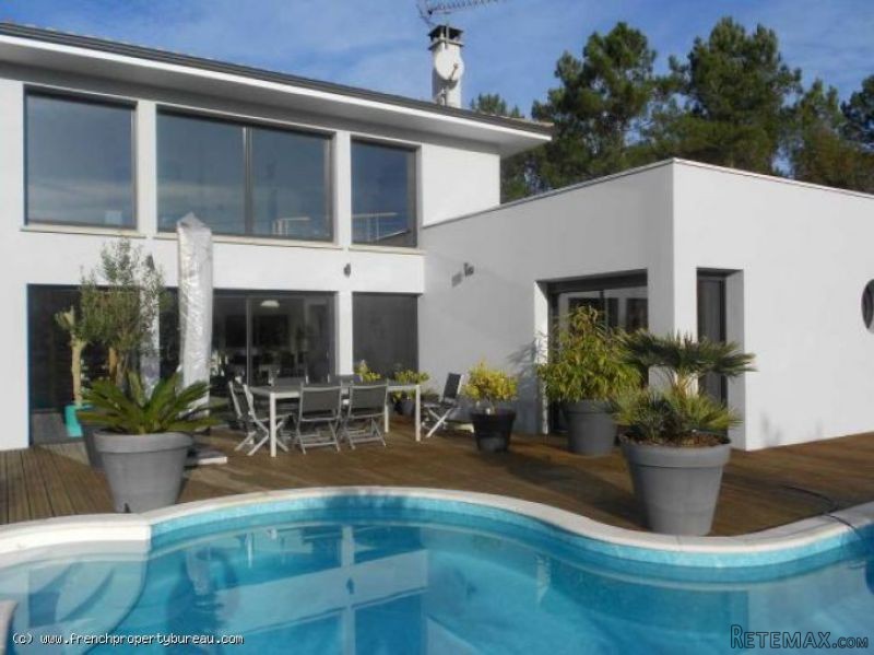 Fabulous 7 bedroomed contemporary house..