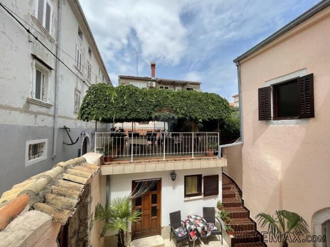KRK GRAD ,stambena zgrada sa 7 studio-apartmana,50 m od mora - 3