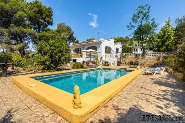 This excellent villa is located with a short distance of..