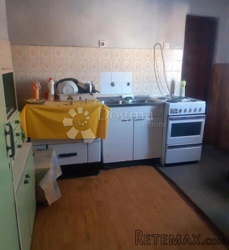 Kuća sa poslovnim prostorom i stanom u centru Plaškog - 4