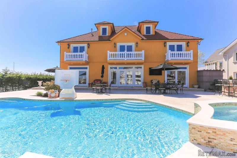 5 bedroom Detached House For Sale: 220..