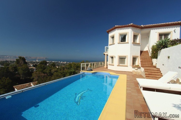 House for sale with excellent open views to the sea and the..