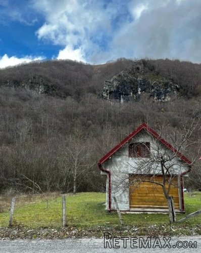 Na prodaju plac i kuca u Kolasinu