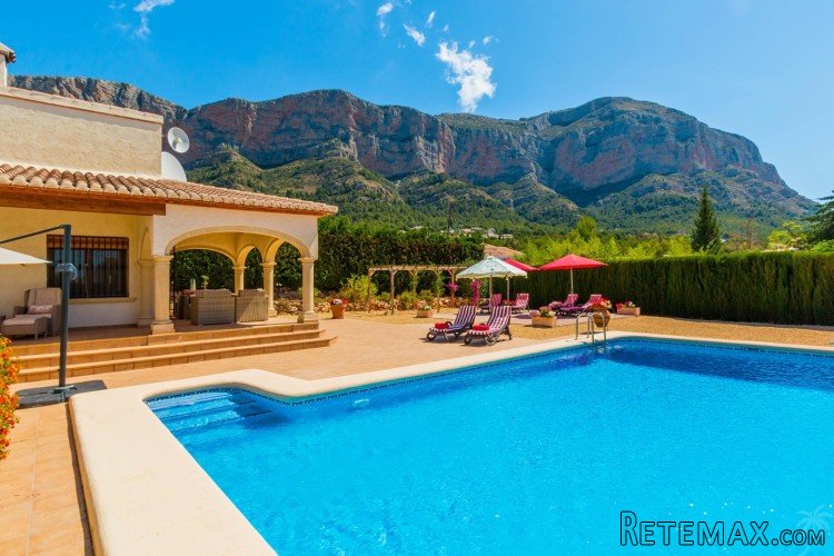 Well located 4 bedroom villa at the end of a small cul de..