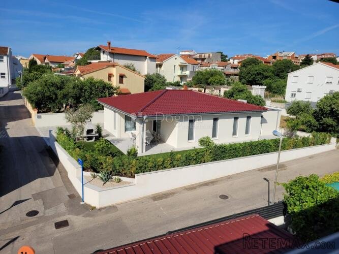 VODICE - prekrasna novoizgrađena kuća s garažom i dvorištem - 2