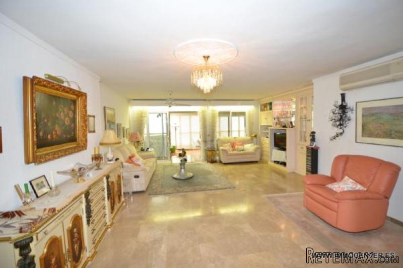 ROSES: Nice five bedrooms apartment in..